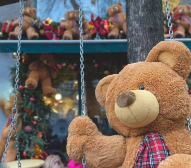 Noel ışıkları ve oyuncak ayıyla Noel atmosferi. Sokakta parlak hediyeler. Noel süslemesi.