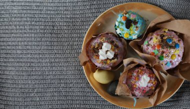 Masanın üzerinde renkli yumurtalar olan paskalya pastaları. Mutlu Paskalyalar.