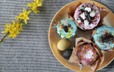 Masanın üzerinde renkli yumurtalar olan paskalya pastaları. Mutlu Paskalyalar.