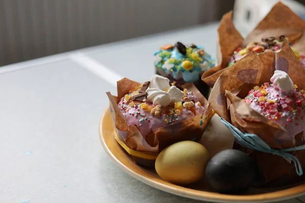 Masanın üzerinde renkli yumurtalar olan paskalya pastaları. Mutlu Paskalyalar.