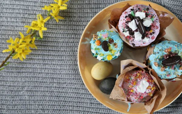 Masanın üzerinde renkli yumurtalar olan paskalya pastaları. Mutlu Paskalyalar.