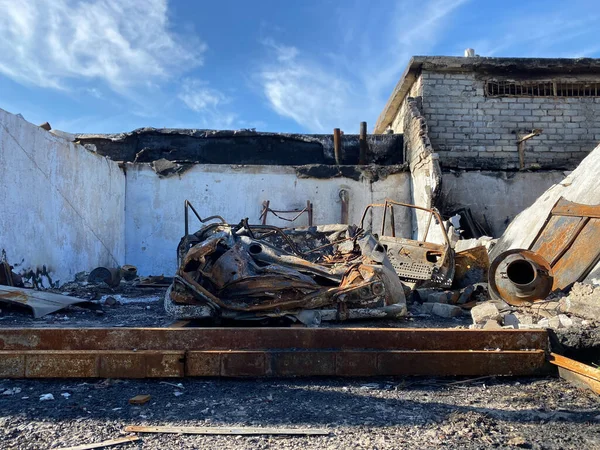 Rusya işgali sırasında Harkiv 'de yanmış bir araba. Ukrayna 'da Savaş