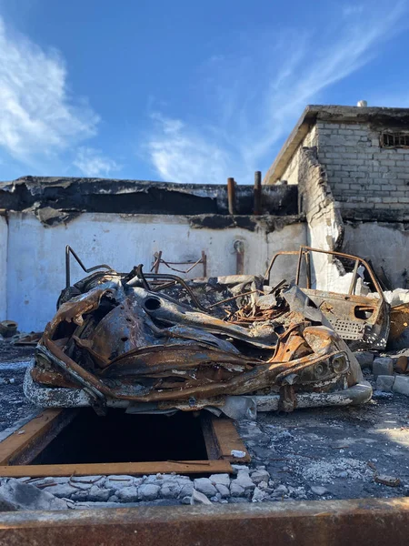 Rusya işgali sırasında Harkiv 'de yanmış bir araba. Ukrayna 'da Savaş