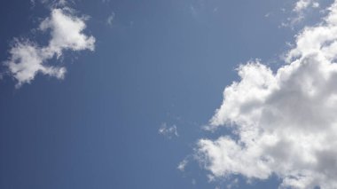 Bulutlu gökyüzünde güneş ışınları. Doğa arkaplanı.