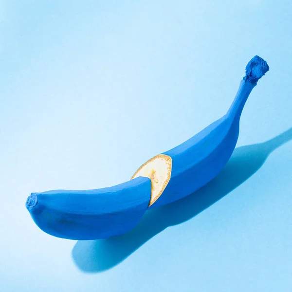 Banana Cortada Azul Contra Fundo Pastel Conceito Natureza Mínima Sombra — Fotografia de Stock