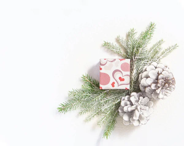 以自然冬枝 礼物和白色背景下的新年装饰制作的带有复印空间的圣诞卡创意扁平布局概念 — 图库照片