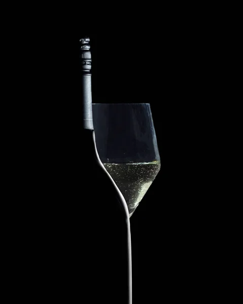 酒瓶和酒杯在黑色背景下形成了一个轮廓 最低限度概念概念 免版税图库图片