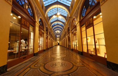 PARIS, FRANCE - 27 Eylül 2021: Galerie Vivienne, Fransa 'da Paris' te dükkanları ve restoranları olan antik bir tarihi geçittir.