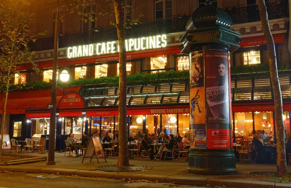 Paris, Fransa-27 Eylül 2021: Le Grand Cafe Capucines Grands Bulvarı 'ndaki efsanevi ve ünlü brasseridir..