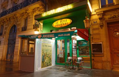 Paris, Fransa-Ekim 01, 2021: 1971 'den beri Jazz kulübü, Le Petit Journal Latin Mahallesi' nin kalbinde, Jardin du Lüksemburg 'un önünde yer almaktadır..