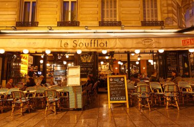 Paris, Fransa-01 Ekim 2021: Fransız geleneksel restoranı Le Soufflot yağmurlu bir gecede Latin mahallesinde yer almaktadır..