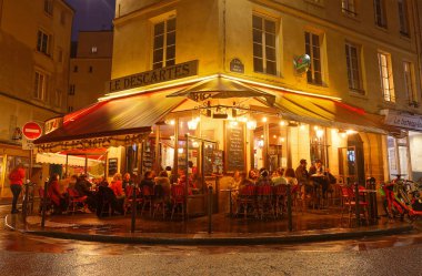 Paris, Fransa-01 Ekim 2021: Fransız geleneksel restoranı Le Descartes gece yarısı, Paris, Fransa.