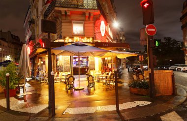 Paris, Fransa-Ekim 01, 2021: Fransız geleneksel restoranı Le Mirbel gece yarısı, Paris, Fransa.