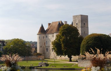 Fransa 'daki Nemours Ortaçağ Kalesi' nin manzarası. Şato, 1066 yılında başarılı bir şekilde İngiltere 'yi fetheden Fatih William tarafından 1060 yılında inşa edilmiştir..