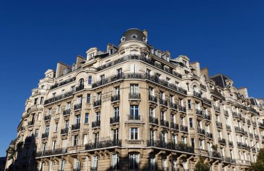 Tipik balkon ve pencereli geleneksel Fransız evinin ön cephesi. Paris, Fransa.