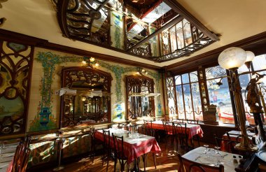 Paris, Fransa-14 Ekim 2021: 1896 'daki kuruluşundan bu yana Bouillon Chartier restoranı Paris' te gerçek bir aşçılık kurumu olarak ün kazandı. Paris 'in Montparnasse bölgesinde yer almaktadır..