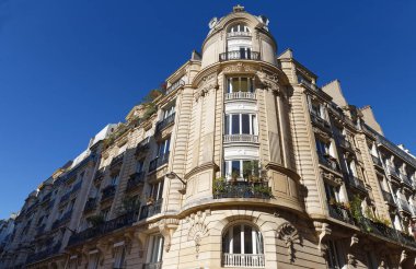 Tipik balkon ve pencereli geleneksel Fransız evinin ön cephesi. Paris, Fransa.
