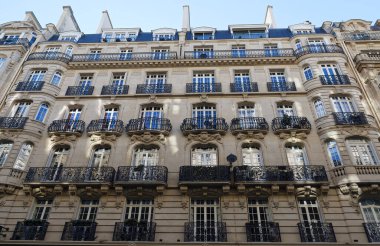 Tipik balkon ve pencereli geleneksel Fransız evinin ön cephesi. Paris, Fransa.