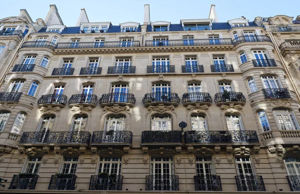 Tipik balkon ve pencereli geleneksel Fransız evinin ön cephesi. Paris, Fransa.