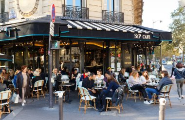 Paris, Fransa-07 Ekim 2021: Sip, Paris 'in 7. Bölgesi' nde bulunan geleneksel bir Paris kafesidir..