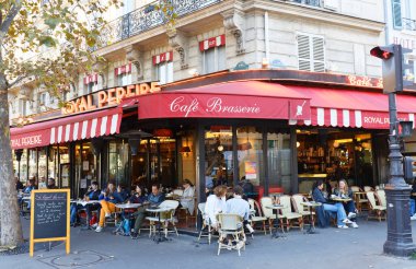 Paris, Fransa-07 Ekim 2021: Royal Pereire, Paris 'in 17. bölgesinde yer alan geleneksel bir Paris restoranıdır..
