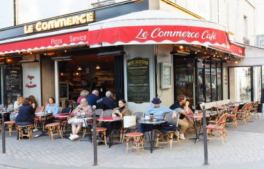 Paris, Fransa-19 Ekim 2021: Le Commerce cafe, Paris 'in 15..