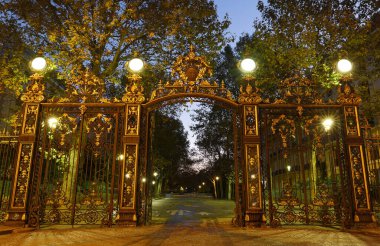 Parc Monceau, demir kapı dövmesi, geceleri giriş kapısı. Paris mi? Fransa.