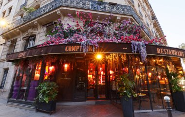 PARIS, FRANCE - 24 Ekim 2021: Çiçeklerle süslenmiş klasik Paris Kafe Comptoir manzarası. Ünlü Zafer Kemeri 'nin yakınında yer alıyor..
