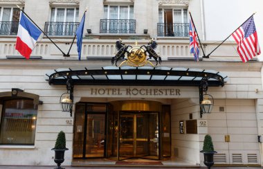Paris, Fransa-09 Kasım 2021: Rochester lüks oteli çok şık Faubourg Saint-Honore caddesi ile Elysee Sarayı arasında yer almaktadır. .