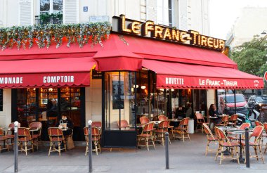 Paris, Fransa - Kasım 06, 2021: Geleneksel Paris tamircisi Le Franc Tireur. Fransa 'nın 17 ilçesinde yer almaktadır..