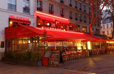 Paris, Fransa... 06 Kasım 2021: geleneksel Paris restoranı Falstaff. Paris, Fransa 'daki Bastille Meydanı' nda yer almaktadır..