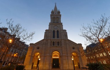 Aziz Joseph Kilisesi 1867-74 yılları arasında inşa edilmiştir. Çeşitli milletlerden nüfusların bulunduğu bir mahallede yerini hatırlatmak için kilise, St. Joseph des Nations adını aldı. Paris mi? Fransa.