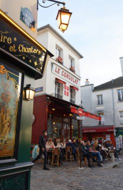 Paris, Fransa - 18 Kasım 2021 Montmartre Hill 'deki büyüleyici Le Consulat restoranı. Geleneksel Fransız kafeleri ve sanat galerileriyle Montmartre Paris 'in en çok ziyaret edilen yerlerinden biri..