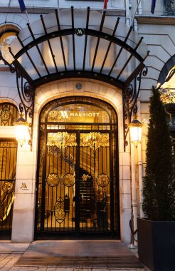 PARIS, FRANCE-18 Kasım 2017: Paris 'teki Marriott Oteli, dünyanın en ünlü bulvarlarından biri olan Champs de Elysees boyunca.
