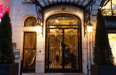 PARIS, FRANCE-18 Kasım 2017: Paris 'teki Marriott Oteli, dünyanın en ünlü bulvarlarından biri olan Champs de Elysees boyunca.