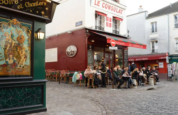 フランス 11月18 2021 モンマルトルの丘の魅力的なレストランLe Consulat フランスの伝統的なカフェやアートギャラリーがあるモンマルトルは パリで最も訪問されたランドマークの1つです — ストック写真
