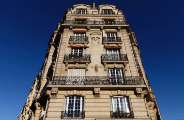 Tipik balkon ve pencereli geleneksel Fransız evinin ön cephesi. Paris, Fransa.