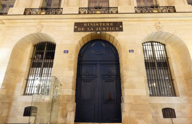 PARIS, FRANCE - 27 Kasım 2021: Fransa Adalet Bakanlığı, Fransa 'nın Vendome Meydanı' ndaki Hotel de Bourvallais 'de yer almaktadır..