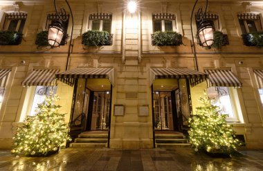 Paris, Fransa-27 Kasım 2021: Hotel Crillon, 1758 tarihli tarihi bir oteldir. Otel, 27 Kasım 2021 'de Şanzelize' nin eteklerinde yer almaktadır.