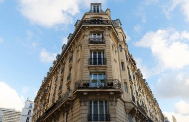 Tipik balkon ve pencereli geleneksel Fransız evinin ön cephesi. Paris, Fransa.