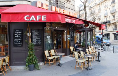 Paris, Fransa-29 Kasım 2021: Le Bobillot Saint Anne Kilisesi 'nin 13. Bölgesi' nde eski bir bistro görünüşü ve Fransız mutfağı olan geleneksel bir Fransız kafe..