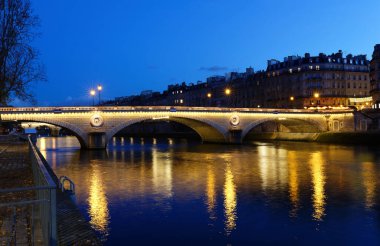 Louis Philippe Köprüsü, Seine nehri üzerinde bir köprüdür. 4. Bölge 'de yer almaktadır, Burbon Quai' sini Ile Saint Louis 'de ve Saint Gervais' i sağ kıyıya bağlar..