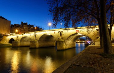Marie Köprüsü, Saint Louis Adası ile Celestins Quai arasında. Seine nehrinden gece Paris, Fransa.