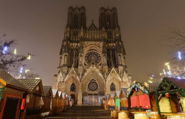 Notre Dame Katedrali, Reims ve Noel market tezgahları. 13. yüzyıl Gotik sanatının en çarpıcı başyapıtlarından biri. Sayısız kralın taç giydiği ulusal bir tapınak..