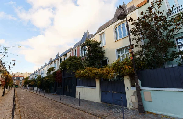 13区のDieulafoy通りにあるカラフルな家は パリで最も美しい住宅街の1つです フランスだ この舗装された通りには44の小さな家があります形は同じですが すべての異なるパステルカラー — ストック写真