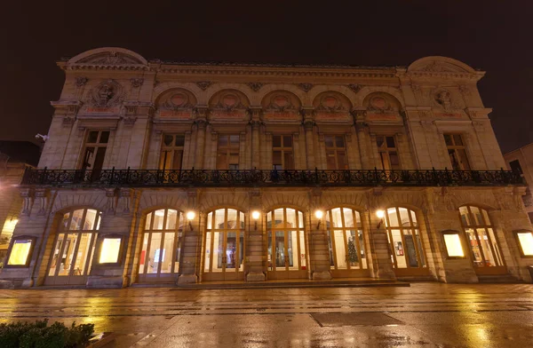 19世紀に建てられたオペラハウスの新古典主義様式のファサードは ベスル通りにあり 錬鉄製のバルスターを備えたバルコニー 縁石側の木製のアーチ型のドアが特徴です ランス France — ストック写真
