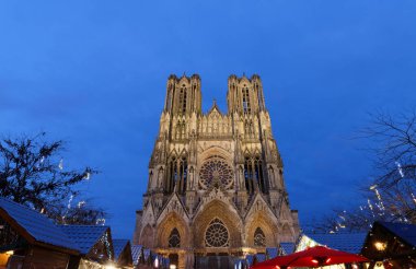 Notre Dame Katedrali, Reims ve Noel market tezgahları. 13. yüzyıl Gotik sanatının en çarpıcı başyapıtlarından biri. Sayısız kralın taç giydiği ulusal bir tapınak..