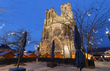 Notre Dame Katedrali, Reims in the night. 13. yüzyıl Gotik sanatının en çarpıcı başyapıtlarından biri. Sayısız kralın taç giydiği ulusal bir tapınak..