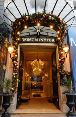 Paris, Fransa-11 Aralık 2021: Westminster Oteli Noel için dekore edilmiştir. Tarihi Garnier Operası ile Vendome Yeri arasında yer almaktadır. .