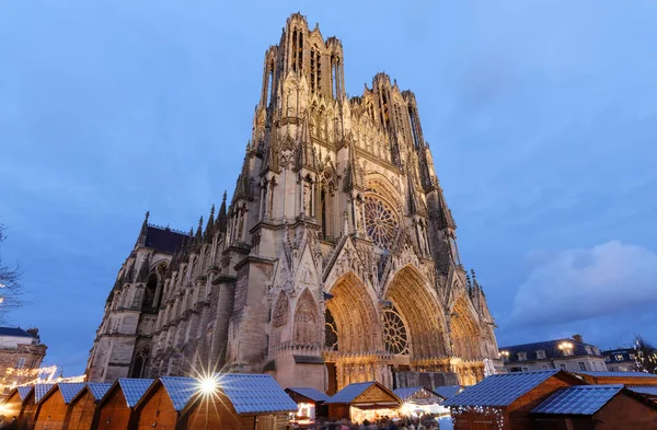 Notre Dame Katedrali, Reims ve Noel market tezgahları. 13. yüzyıl Gotik sanatının en çarpıcı başyapıtlarından biri. Sayısız kralın taç giydiği ulusal bir tapınak..